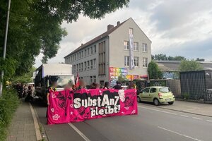 Demo-Zug mit Banner 