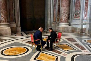 Trump und Selenskyj sitzen sich in einer prunkvollen Halle gegenüber