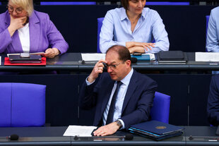 CSU-Innenminister Alexander Dobrindt sitzt im Bundestag und kratzt sich den Kopf.